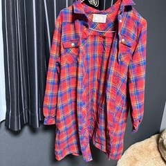 赤いチェックの服