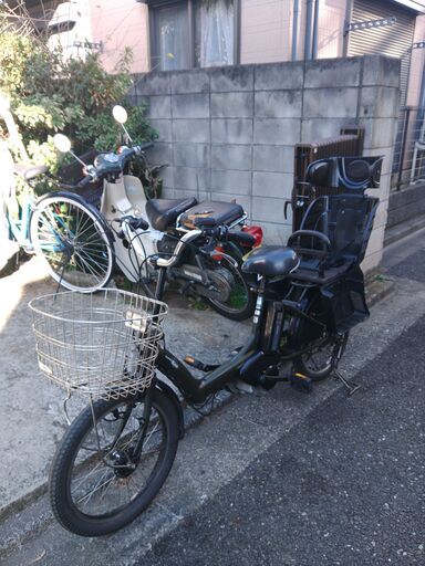 266土日もお子様と土足のままご試乗可能。いろいろなタイプのご試乗が可能です。  ️２０インチ、チャイルドシート、３人乗り、２人乗り、１人乗り電動アシスト自転車  バッテリーは、新品の９０％以上の性能を保持していて、コンディション良好です。  １回の充電で３０ｋｍ以上の走行が可能です。山手線を１周するくらいの距離走れます。  ️オプション無料。後ろチャイルドシートをかごに変更して１人乗りに変更も可能です。  ２０インチ前かご、後チャイルドシート、２人乗りなど、在庫は２０台以上ありま