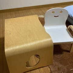 子供用机と椅子