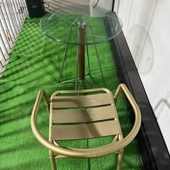 ガラス丸テーブルとアルミパイプ椅子 