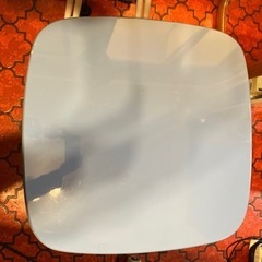 水色の正方形の小さなテーブル