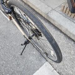 🥇🥇　クロスバイク　７００ｃ　自動ライト　カギ　カゴ　付き　６変速　ゴールド　配達可能