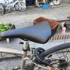 🥇🥇　クロスバイク　７００ｃ　自動ライト　カギ　カゴ　付き　６変速　ゴールド　配達可能