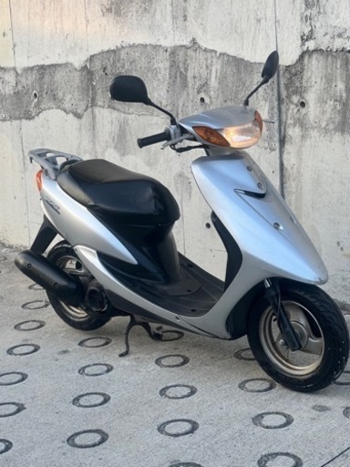まだ受け渡し予定者未定❗️大人気セール‼️安心のバッテリー新品✨️ドライブベルト新品✨️フロントブレーキパッド新品✨️前後タイヤまだまだ山あり嬉しいシート張り替え♪オイル満タン補充済み2サイクルでパワフルな走りSA16J ジョグ✴
