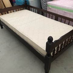 木製フレームのシングルベッド 