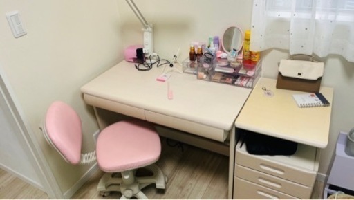 女の子向け学習机　6年前に5.5万円程で購入（椅子は別で8000円程で購入）