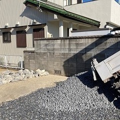 ぬかるみ改善に砂利、砕石をお届けします！