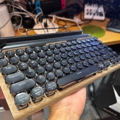タイプライタータイプのキーボード