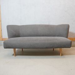 IDEE(イデー)のKAI(カイ) 2人掛けソファです。ぷっくりとした愛らしいフォルムとゆったりとした掛け心地のラブソファ。チャーミングなデザインと存在感が際立つ2シーターソファです。