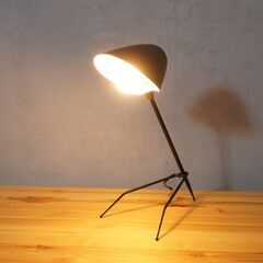 IDEE(イデー)のBUREAU TREPIED(ビューロ トレピエ)デスクライトです。支柱には自転車の後輪フォークが採用された工業製品では味わうことのできないクラフトマンシップが息づいた名作照明。