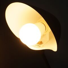 IDEE(イデー)のBUREAU TREPIED(ビューロ トレピエ)デスクライトです。支柱には自転車の後輪フォークが採用された工業製品では味わうことのできないクラフトマンシップが息づいた名作照明。