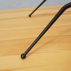 IDEE(イデー)のBUREAU TREPIED(ビューロ トレピエ)デスクライトです。支柱には自転車の後輪フォークが採用された工業製品では味わうことのできないクラフトマンシップが息づいた名作照明。