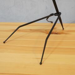 IDEE(イデー)のBUREAU TREPIED(ビューロ トレピエ)デスクライトです。支柱には自転車の後輪フォークが採用された工業製品では味わうことのできないクラフトマンシップが息づいた名作照明。