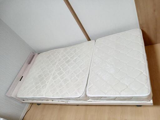 ヘッドボード付シングルベッド　脚付き　マットレスセット　２口コンセント