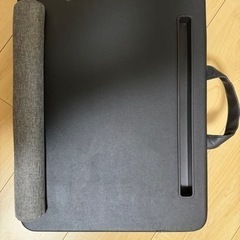ノートパソコンを置く小さなテーブル