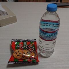 お菓子と水