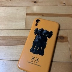 iPhone XR カバー　kaws