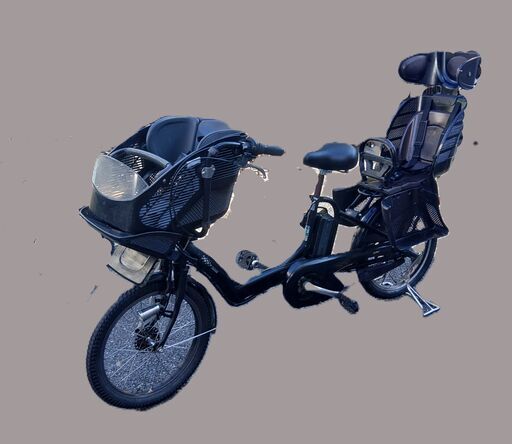 283土日もお子様と土足のまま、いろいろなタイプの電動自転車のご試乗可能です。  安心の無料保証；点検サービス付きバカ良心的な中古電動自転車屋  ２０インチ、チャイルドシート、２人乗り、３人乗り、１人乗り電動自転車  バッテリーは、新品の９０％以上の性能を保持してコンディション良好です。  １回の充電で３０ｋｍ以上の走行が可能です。山手線を１周するくらいの距離走れます。  ️オプション無料。後ろチャイルドシートをかごに変更して１人乗りに変更も可能です。  ２０インチ前かご、