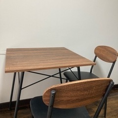 テーブル、椅子２つ