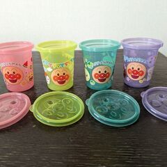 【無料】中古アンパンマンのプラスチックカップ蓋付き4個セット