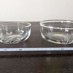 中古ガラス製　鉢サイズ違い2個セット