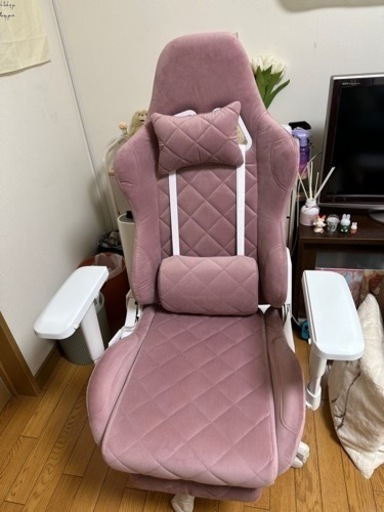 未使用に近い　大人かわいいゲーミングチェア  リクライニング　フットレスト付き