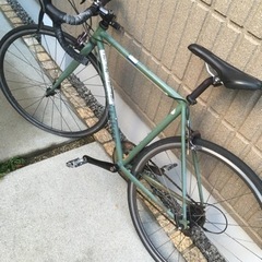 深緑色のクロスバイク