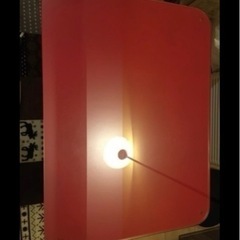 赤いガラス天板の折りたたみテーブル