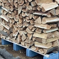 格安の薪‼🪵けやきがメインの広葉樹薪を薪棚1列分