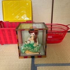 収納カゴ　玩具箱　レトロ人形