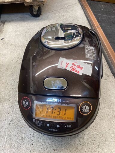 ☆中古￥7,800！ZOUJIRUSHI　圧力IH炊飯ジャー　家電　NP-ZT10型　【BA142】