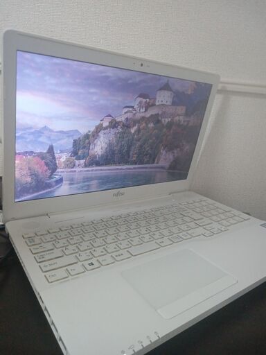 富士通白 　高性能6世代 4コア8スレッド版　Corei7搭載　高速SSD240G　メモリ大容量8G 　CD/DVD　カメラ内蔵　 Wifi