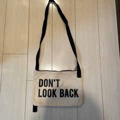 サコッシュ　Don't look back