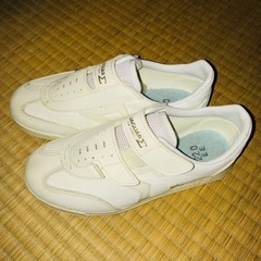 白の運動靴　22cm