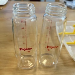 ガラス製哺乳瓶2本、ボトルスタンド