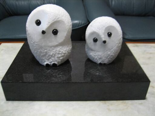 白い御影石の梟の彫刻1対台石付き