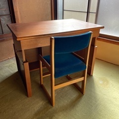 昭和レトロな木製机と椅子