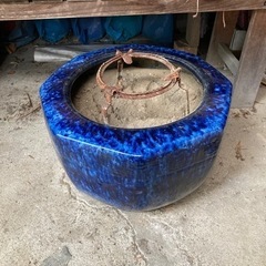 青い陶器製の火鉢