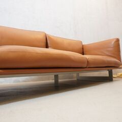 IDC OTSUK(大塚家具)取り扱いのイタリアの最高級ブランド、erba(エルバ)の本革 3人掛けソファです。落ち着いたレザーの色合いが上品な雰囲気を演出してくれるトリプルソファ♪