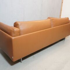 IDC OTSUK(大塚家具)取り扱いのイタリアの最高級ブランド、erba(エルバ)の本革 3人掛けソファです。落ち着いたレザーの色合いが上品な雰囲気を演出してくれるトリプルソファ♪