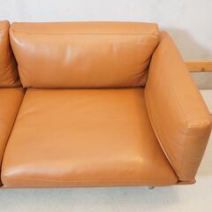 IDC OTSUK(大塚家具)取り扱いのイタリアの最高級ブランド、erba(エルバ)の本革 3人掛けソファです。落ち着いたレザーの色合いが上品な雰囲気を演出してくれるトリプルソファ♪