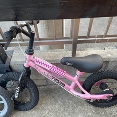 ピンクのキックバイク