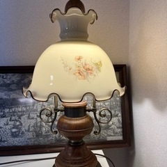 ヨーロッパのアンティーク　ミルクガラスのトールペイントのお花のランプ