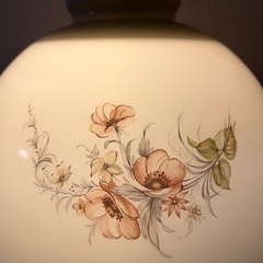 ヨーロッパのアンティーク　ミルクガラスのトールペイントのお花のランプ