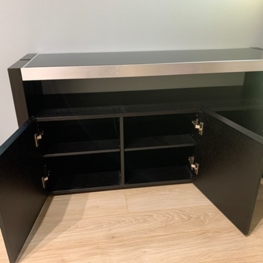 ガラスの天板が美しい、130cm幅モダンデザインキャビネット