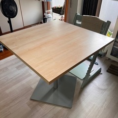 カフェテーブルのような机