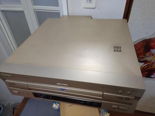 Pioneer パイオニア DVL-919 \nDVD LD CD レーザーディスク デッキ \n\n両面再生 DVL-909 の兄弟機\n\n動作確認済み\n\nリモコン無し\n\n簡易再生確認済み\n\n再生、停止、早送り、巻戻しなどの基本的な\n動作は特に問題はありません\n\n映像や音声も問題なく出力されています\n\n盤面切替、トレー開閉もスムーズです\n\n液晶表示部も綺麗に表示\n操作パネルのボタンは正常に反応　ベルト交換済み\n Pioneer パイオニア DVL-919 DVD LD CD レーザーディスク デッキ