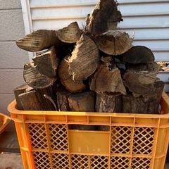 乾燥済み。広葉樹ミックスの薪🪵です。1カゴ30kg。指定の品と物...
