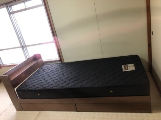 シングルベッド。コンセント，引き出し付き。8000円。