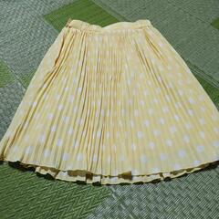 黄色のドット柄スカート
